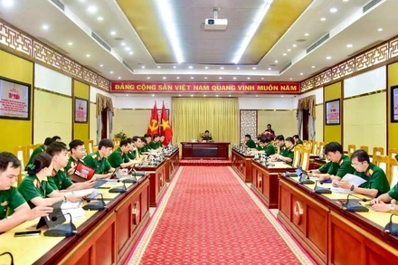 Tập huấn triển khai các bước cho "Đại hội không giấy". (Ảnh: Quân khu 7)