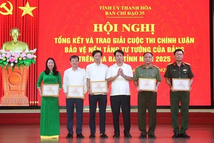 Lãnh đạo Ban Tuyên giáo và Dân vận tỉnh Thanh Hóa trao chứng nhận cho các tập thể có thành tích xuất sắc trong chỉ đạo, triển khai cuộc thi.