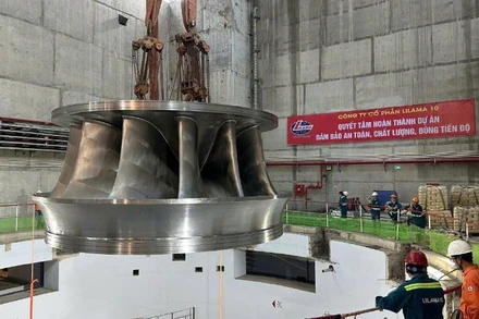 Lắp đặt bánh xe công tác tổ máy 2 Nhà máy thủy điện Hòa Bình mở rộng.