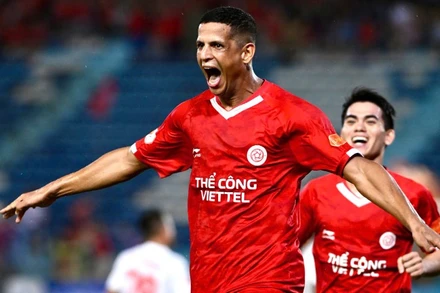 Niềm vui của các cầu thủ đội Thể Công Viettel sau khi giành chiến thắng trước đội Hồng Lĩnh Hà Tĩnh với tỷ số 2-0. (Ảnh: KHÁNH AN)