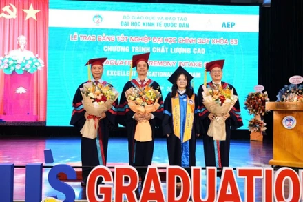 Tân cử nhân Nguyễn Hoàng Ánh Mai Sao, thủ khoa Chương trình Kiểm toán chất lượng cao khóa 63, tặng hoa tri ân thầy cô. (Ảnh: TUẤN ANH)