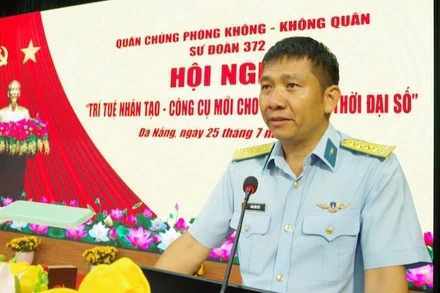 Đại tá Đinh Đức Việt, Phó Chính ủy Sư đoàn, phát biểu khai mạc hội nghị. (Ảnh: KHẮC TÂM)