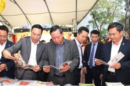 Lãnh đạo thành phố Hà Nội và Cục Xuất bản, In và Phát hành tham dự một hội chợ sách Hà Nội.