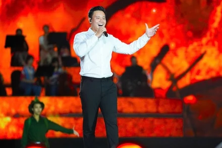 Ca sĩ Đông Hùng biểu diễn trong buổi tổng duyệt tối 9/8.