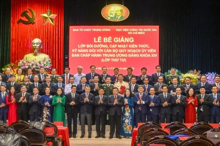 Thường trực Ban Bí thư Trần Cẩm Tú cùng đại biểu Học viên tại Lễ Bế giảng lớp bồi dưỡng cán bộ quy hoạch Ủy viên Trung ương khóa XIV (lần thứ 4). (Ảnh: THỦY NGUYÊN)