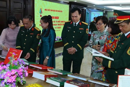 Bạn đọc trong và ngoài quân đội tìm hiểu các ấn phẩm tại gian trưng bày sách của Nhà xuất bản Quân đội nhân dân.