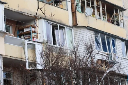 Một tòa nhà bị phá hủy trong một vụ tấn công tên lửa ở Kiev, Ukraine. (Ảnh: TÂN HOA XÃ)