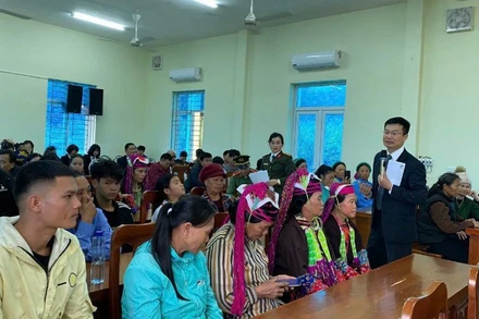 Luật sư Hoàng Minh Hiển trong một buổi tham gia trợ giúp pháp lý cho đồng bào dân tộc, vùng sâu, vùng xa. (Ảnh: TL)