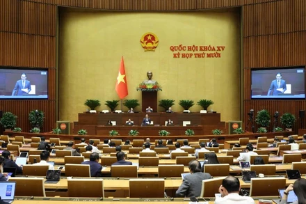 Quốc hội thảo luận ở hội trường về dự án Luật Thương mại điện tử. (Ảnh: DUY LINH)