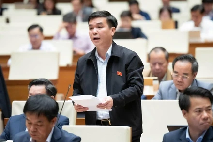 Đại biểu Hà Sỹ Huân (Đoàn Thái Nguyên) phát biểu tại hội trường. (Ảnh: QH)