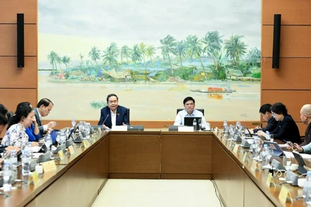 Quốc hội thảo luận ở tổ về dự án Luật Quản lý nợ công (sửa đổi). (Ảnh: DUY LINH)