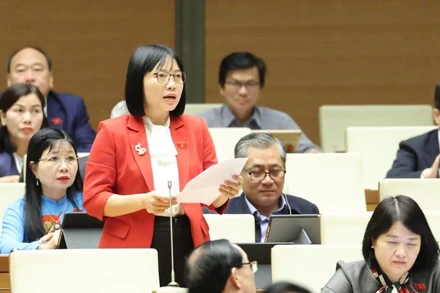 Đại biểu Nguyễn Thị Việt Nga (Phó trưởng Đoàn đại biểu Quốc hội chuyên trách thành phố Hải Phòng) phát biểu. (Ảnh: DUY LINH)