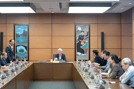 Đại biểu Quốc hội thảo luận tại tổ về Dự án Luật Tiết kiệm, chống lãng phí (sửa đổi). (Ảnh: QH)