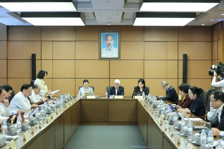 Đại biểu Quốc hội thảo luận ở tổ về chủ trương đầu tư Chương trình mục tiêu quốc gia hiện đại hóa, nâng cao chất lượng giáo dục và đào tạo giai đoạn 2026-2035. (Ảnh: DUY LINH)