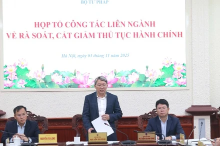 Bộ trưởng Tư pháp Nguyễn Hải Ninh, Tổ trưởng Tổ Công tác liên ngành rà soát, đánh giá thủ tục hành chính trên phạm vi toàn quốc đã chủ trì cuộc họp Tổ công tác liên ngành. (Ảnh: TH)