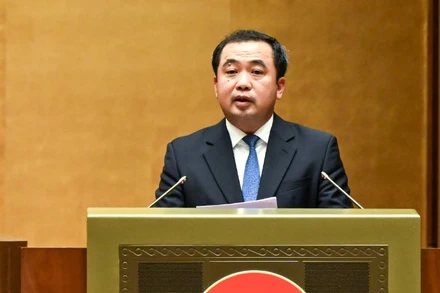 Bộ trưởng Nông nghiệp và Môi trường Trần Đức Thắng trình bày Tờ trình dự thảo Nghị quyết. (Ảnh: DUY LINH)