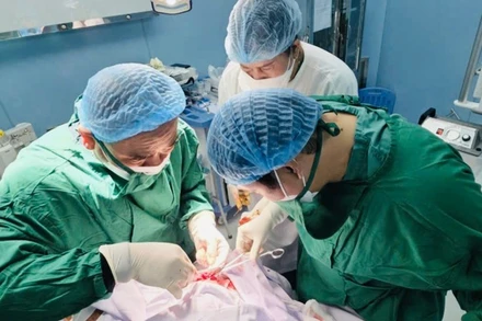 Ê-kíp bác sĩ thực hiện ca phẫu thuật. (Ảnh: Sở Y tế)