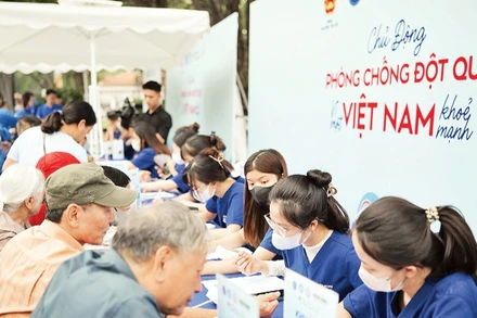 Các y, bác sĩ trẻ tình nguyện khám sàng lọc miễn phí cho người dân về huyết áp, đường huyết...