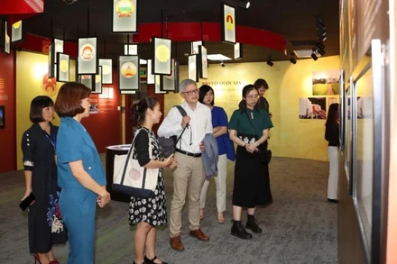 Đoàn khách Trường đại học OXFORD (Vương quốc Anh) tham quan triển lãm Bảo vật quốc gia phác thảo Quốc huy Việt Nam tại Trung tâm Lưu trữ Quốc gia 3. (Ảnh: Trung tâm Lưu trữ Quốc gia 3)