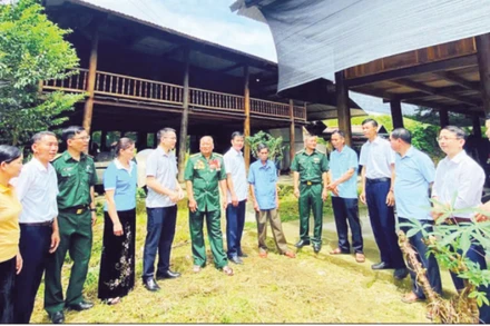 Cán bộ xã Hua Bum và Bộ đội Biên phòng tỉnh Lai Châu cùng người dân trao đổi kinh nghiệm xây dựng xã nông thôn mới vùng cao.