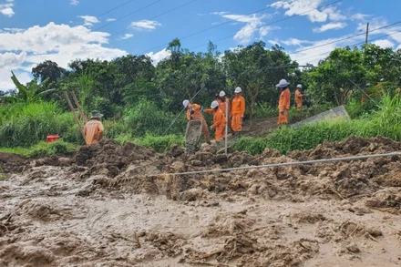 Công nhân Công ty Điện lực Sơn La khắc phục sự cố, sớm cấp điện trở lại cho người dân vùng lũ xã Mường Lầm.