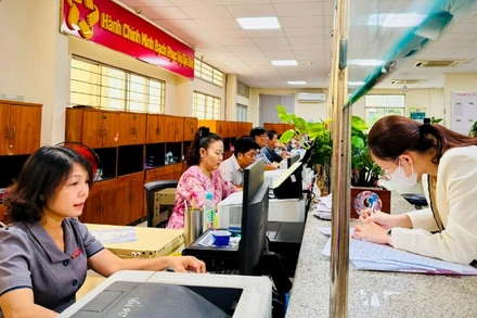 Cán bộ Trung tâm Phục vụ hành chính công phường Gò Vấp tiếp nhận và giải quyết hồ sơ cho người dân.