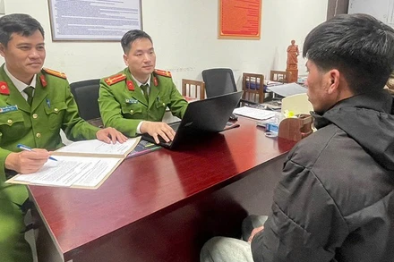 Công an lấy lời khai của đối tượng có hành vi cướp tài sản công dân.