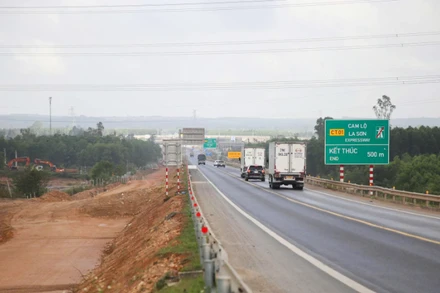 Tuyến cao tốc Cam Lộ-La Sơn đang thi công mở rộng.