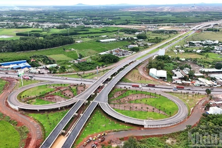 Nút giao đường T1 với Quốc lộ 51 đã cơ bản hoàn thành, bảo đảm thông xe kỹ thuật trước ngày 19/12.