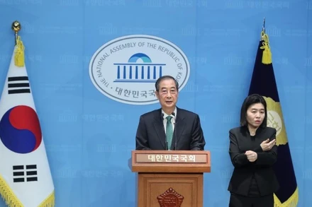 Cựu Thủ tướng Hàn Quốc Han Duck Soo tham dự cuộc họp báo tại Quốc hội ở Seoul, ngày 2/5/2025. (Ảnh: TÂN HOA XÃ)