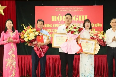 Phó Bí thư Thường trực Tỉnh ủy và Phó Chủ tịch Ủy ban nhân dân tỉnh Hà Nam tặng hoa, Bằng khen của Chủ tịch Ủy ban nhân dân tỉnh cho giáo viên bồi dưỡng và học sinh đoạt Huy chương Vàng Olympic Hóa học quốc tế.