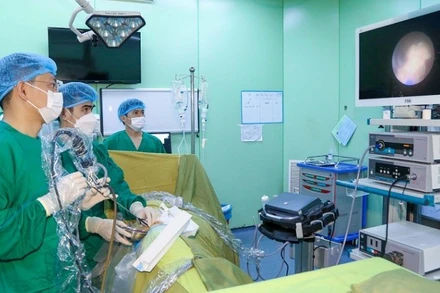 Thực hiện phẫu thuật tán sỏi thận qua da tại Bệnh viện đa khoa thành phố Vinh.