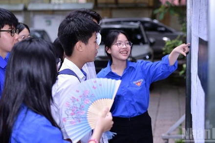 Tình nguyện viên "Tiếp sức mùa thi" hỗ trợ thí sinh tại thành phố Hà Nội.