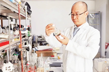 Kiểm tra chất lượng dịch chiết đông trùng hạ thảo tại phòng thí nghiệm. (Ảnh: MINH NGỌC)