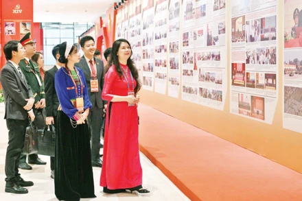Đại diện Thanh niên tiêu biểu tham quan Trưng bày ảnh “Dưới cờ Đảng - Đất nước tiến vào Kỷ nguyên mới” tại Đại hội XIV của Đảng. (Ảnh: TRẦN HẢI)