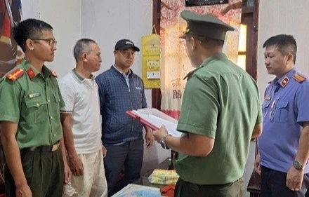 Đắk Lắk Cơ Quan An Ninh Điều Tra, Công An Tỉnh Đắk Lắk, Tống Đạt Các Quyết Định Và Thi Hành Lệnh Bắt Tạm Giam Đối Với Huỳnh Ngọc Tuấn (Người Đứng Thứ 2 Từ Trái Sang, Hàng Trước). (Ảnh: Công An Tỉnh Đắk Lắk)