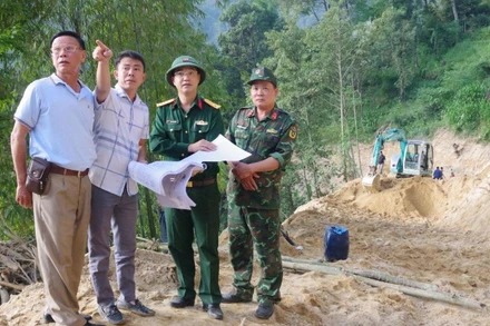 Chỉ huy Đoàn Kinh tế-Quốc phòng 313 kiểm tra tiến độ thực hiện dự án mở đường giao thông liên thôn tại xã Thàng Tín khu KTQP Xín Mần.