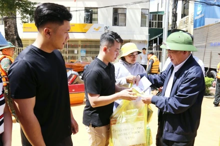 Phó Thủ tướng Hồ Đức Phớc tặng quà người dân bị thiệt hại do mưa lũ tại xã Hữu Lũng, tỉnh Lạng Sơn.