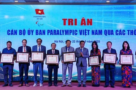 Trao Bằng khen tặng các cán bộ nhiều năm đóng góp phát triển phong trào thể thao người khuyết tật.