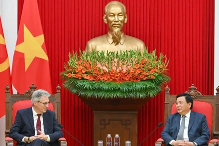 Đồng chí Nguyễn Xuân Thắng, Ủy viên Bộ Chính trị, Giám đốc Học viện Chính trị quốc gia Hồ Chí Minh, Chủ tịch Hội đồng Lý luận Trung ương và Trưởng Đoàn đại biểu Đảng Dân chủ Xã hội Đức Achim Post. (Ảnh: THỦY NGUYÊN)