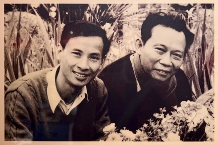 Nhà báo Cao Kim, tức Kim Toàn (bên trái) và nhà báo Hồng Châu, tức Thép Mới. (Ảnh BẢO TÀNG BÁO CHÍ VIỆT NAM)