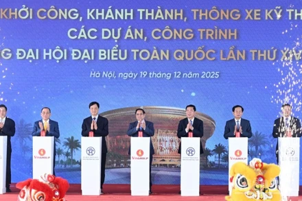Thủ tướng Chính phủ Phạm Minh Chính và các đồng chí lãnh đạo thực hiện nghi thức khởi công, khánh thành, thông xe kỹ thuật 234 công trình, dự án. (Ảnh: TRẦN HẢI)