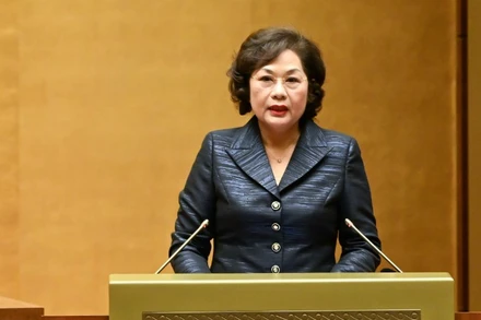 Thống đốc Ngân hàng Nhà nước Việt Nam Nguyễn Thị Hồng trình bày tờ trình Dự án Luật Bảo hiểm tiền gửi (sửa đổi), (Ảnh: DUY LINH)