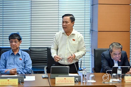 Đại biểu Quốc hội thảo luận ở tổ về dự án Luật sửa đổi, bổ sung một số điều của Luật Công nghiệp quốc phòng, an ninh và động viên công nghiệp. (Ảnh: THỦY NGUYÊN)