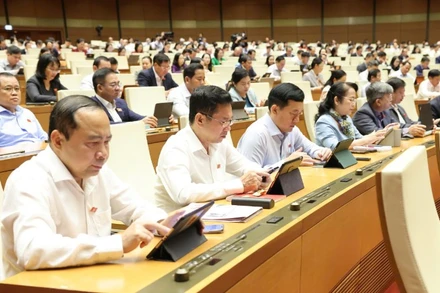 Quốc hội họp phiên toàn thể tại Hội trường sáng 24/10. (Ảnh: DUY LINH)