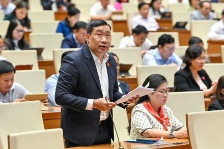 Đại biểu Thạch Phước Bình (Đoàn Vĩnh Long) phát biểu tại hội trường. (Ảnh: THỦY NGUYÊN)