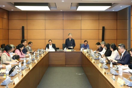 Đại biểu Quốc hội thảo luận tại tổ về Dự án Luật Dân số. (Ảnh: DUY LINH)