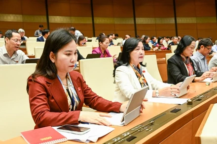 Quốc hội làm việc tại hội trường nghe Tờ trình dự án Luật Báo chí (sửa đổi). (Ảnh: DUY LINH)