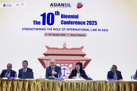 Phiên toàn thể thứ 2 của Hội nghị diễn ra dưới sự điều hành của Đại sứ Phạm Lan Dung và Giáo sư Keun-Gwan Lee. (Ảnh: TL)