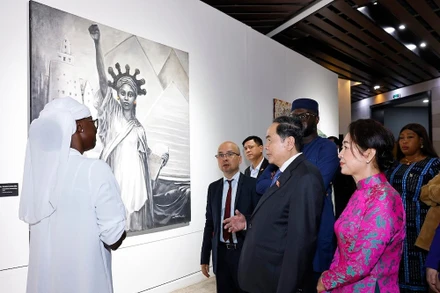 Chủ tịch Quốc hội Trần Thanh Mẫn và Phu nhân cùng Đoàn đại biểu cấp cao nước ta tham quan Bảo tàng Văn minh châu Phi. (Ảnh: DOÃN TẤN/TTXVN)